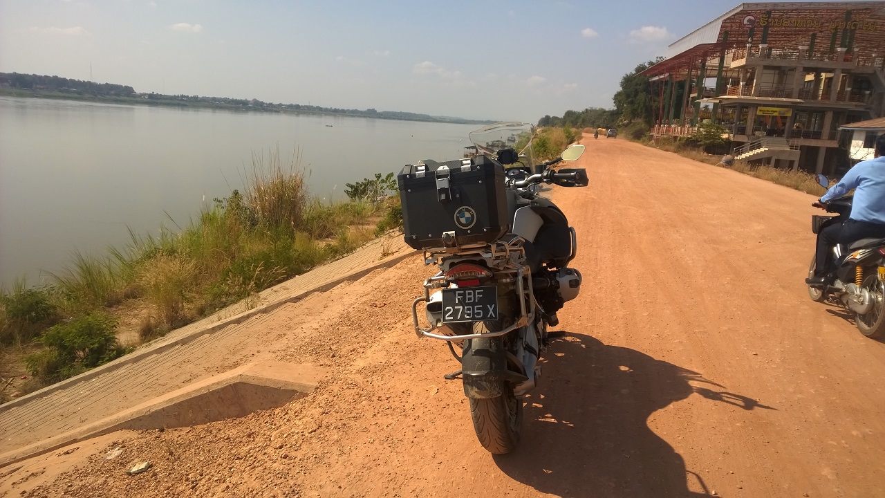 Dicke mit Mekong River und Thailand im Hintergrund.