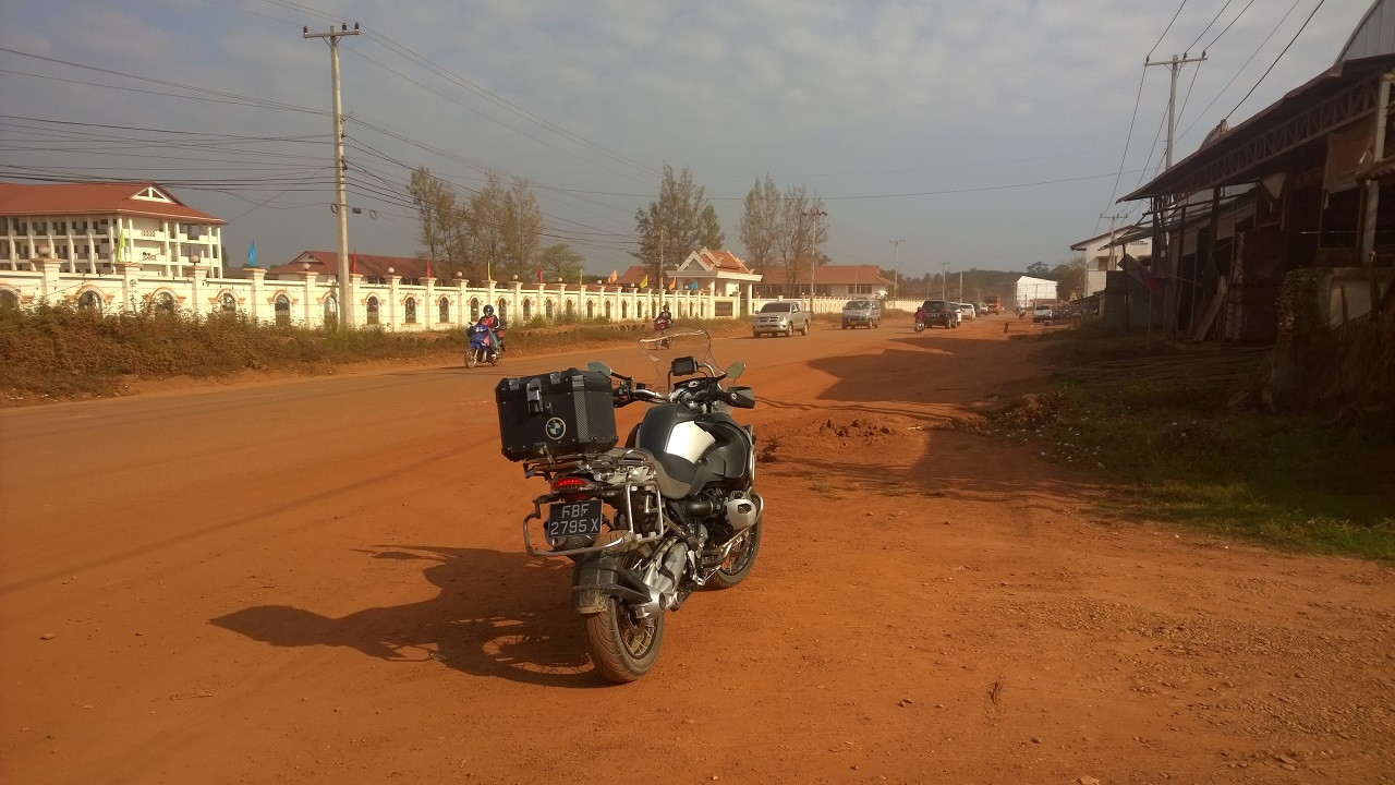 Französisches Management und asiatische Ausführung ergeben das Bild...es ist eine Hauptstrasse in Vientiane