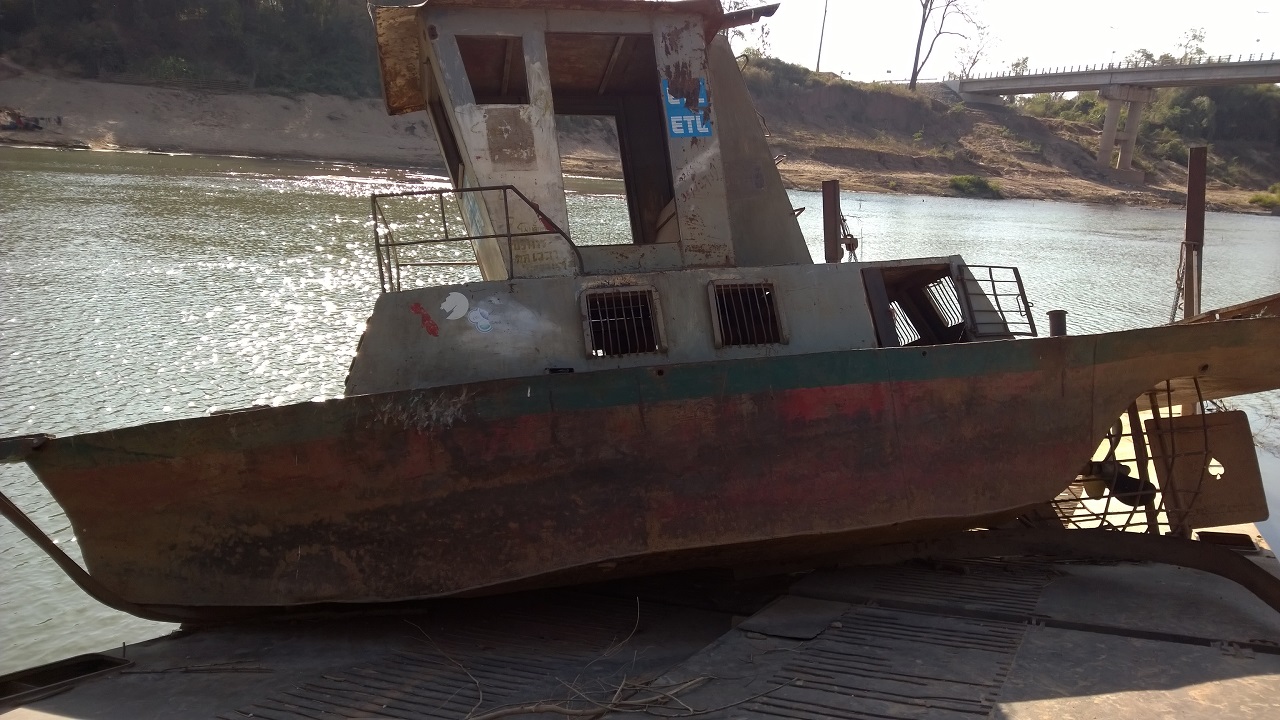 Laender wie Laos sollten keine Boote bauen...Mecklenburger bauen ja auch keine Ski...