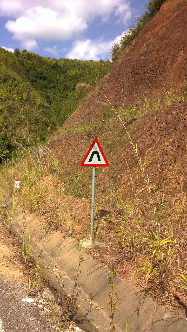 Witziges Schild! Tunneleinfahrt?